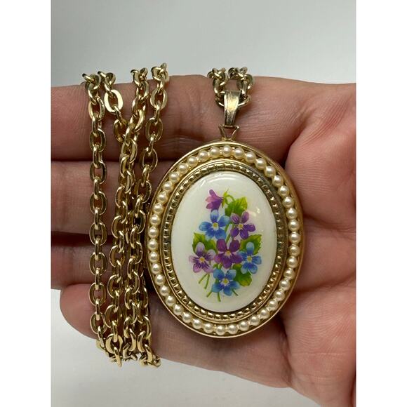 Vintage Avon Gold Tone Locket Necklace - Picture 5 of 9